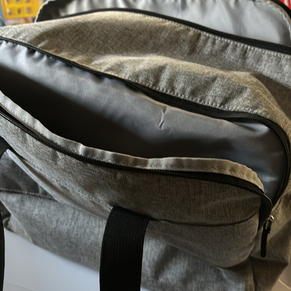 HP 10/26 🌟 Gently used (only 3 times) Skip hop Diaper Bag: Iconic Duo Weekender - Picture 9 of 12